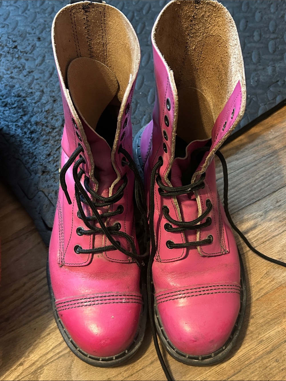 Gripfast hot pink 10 hole boots W10